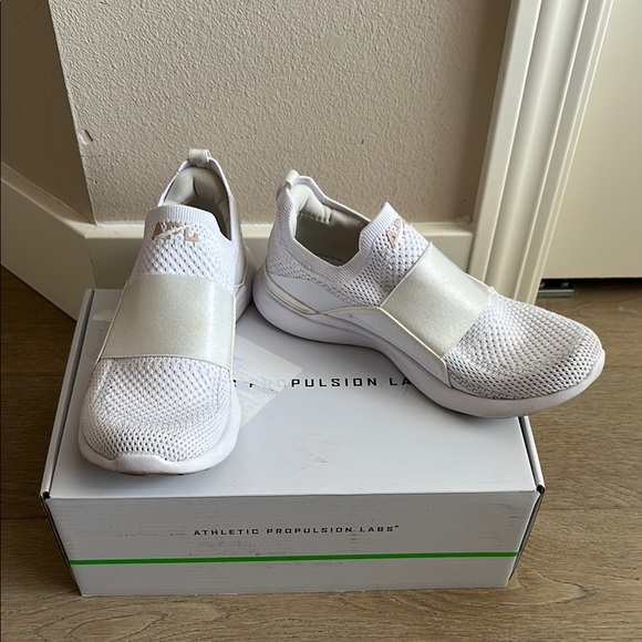 EUC APL techloom bliss knit running shoe white/rose dust size 5.5 - Picture 1 of 14